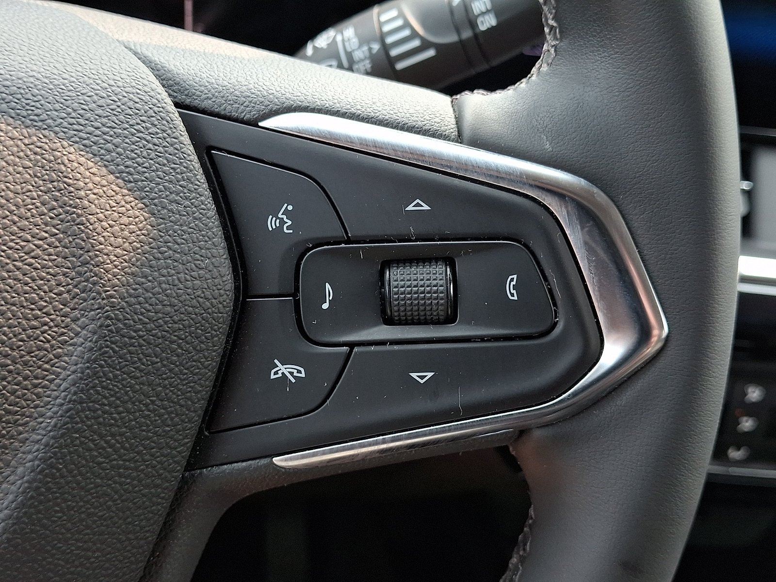 Used 2024 Sterling Gray Metallic - GZB Chevrolet FWD ACTIV image 21