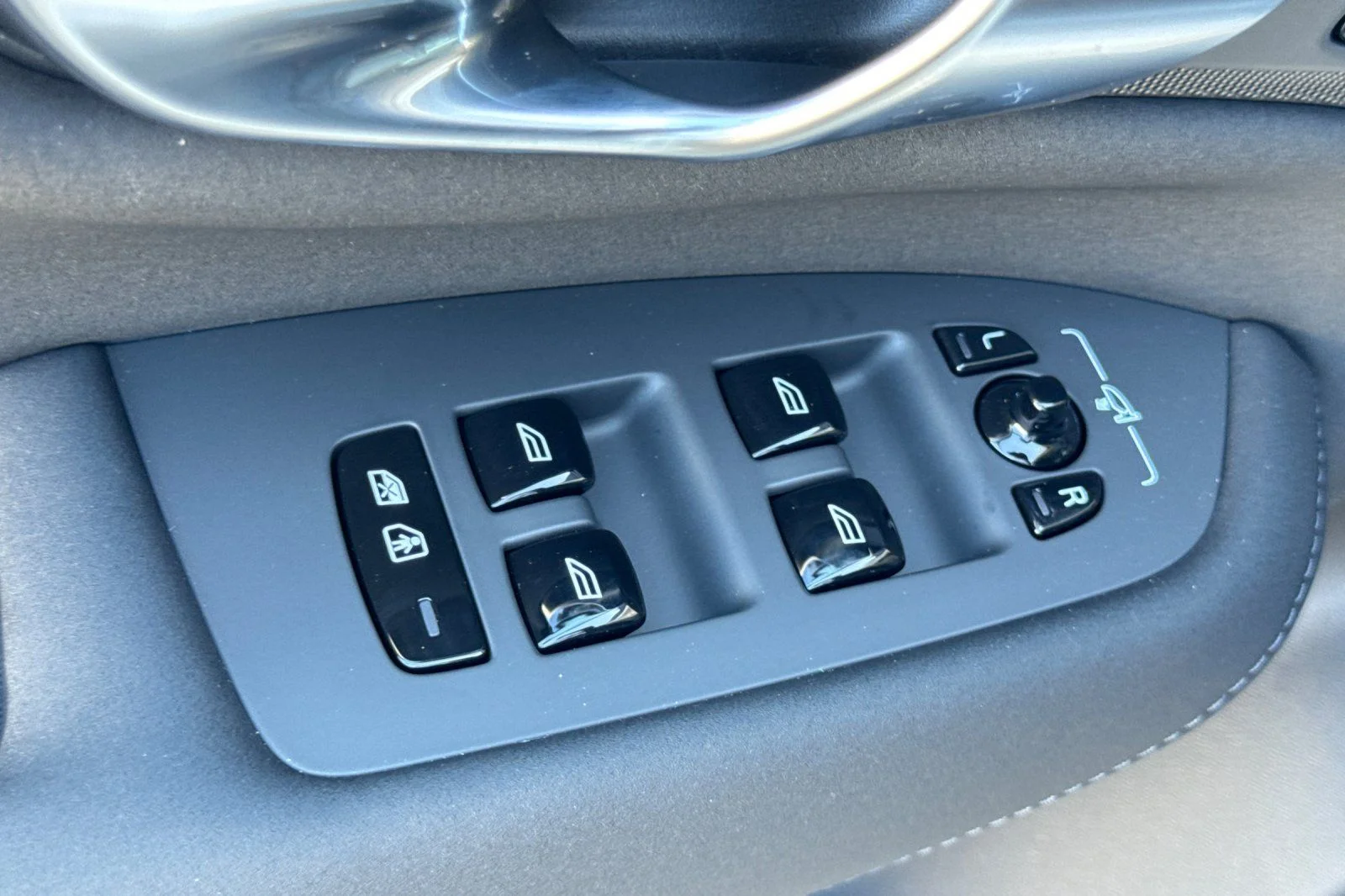New 2026 Crystal White Volvo T8 Plus 7-Seater image 15