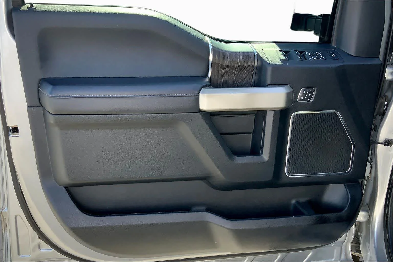Used 2020 Iconic Silver Metallic Ford LARIAT image 20
