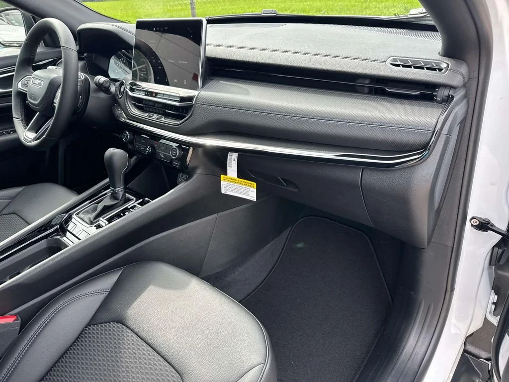 New 2026 White Jeep Latitude image 32