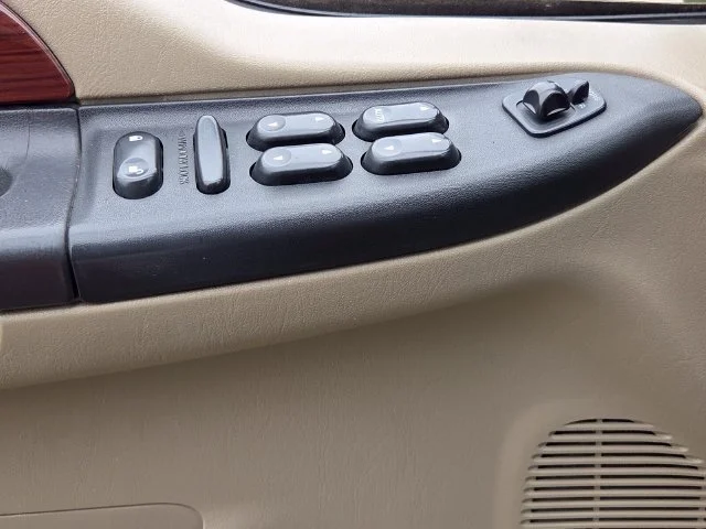 Used 2005  Ford Lariat image 31
