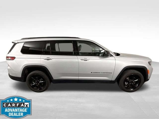 Used 2023 Silver Jeep Altitude image 8