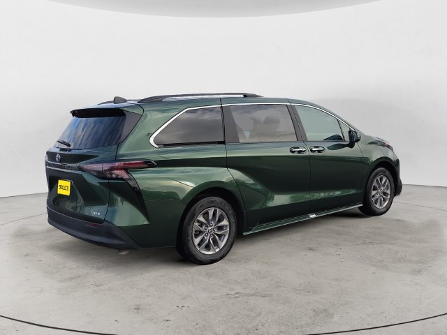 Used 2025  Toyota XLE image 5