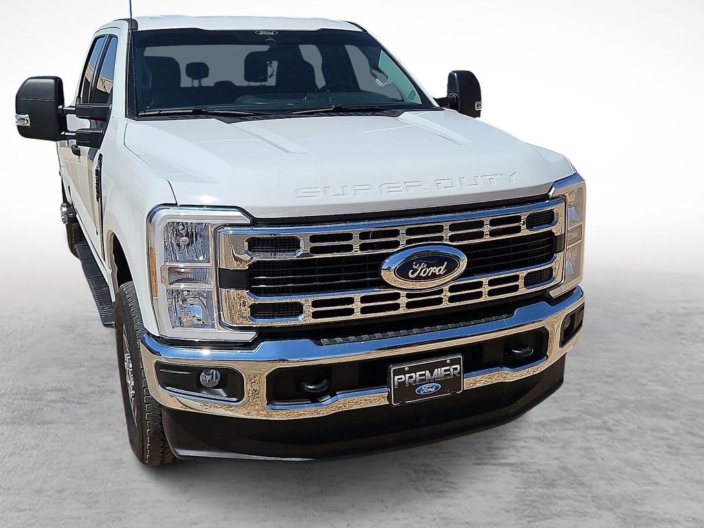 Used 2025 Oxford White Ford XLT image 2