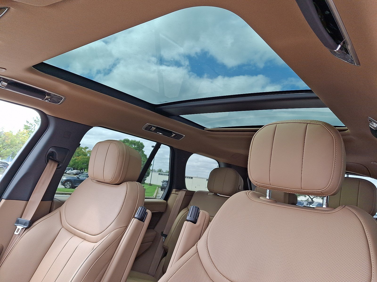 New 2027 Fuji White LAND ROVER SE image 11