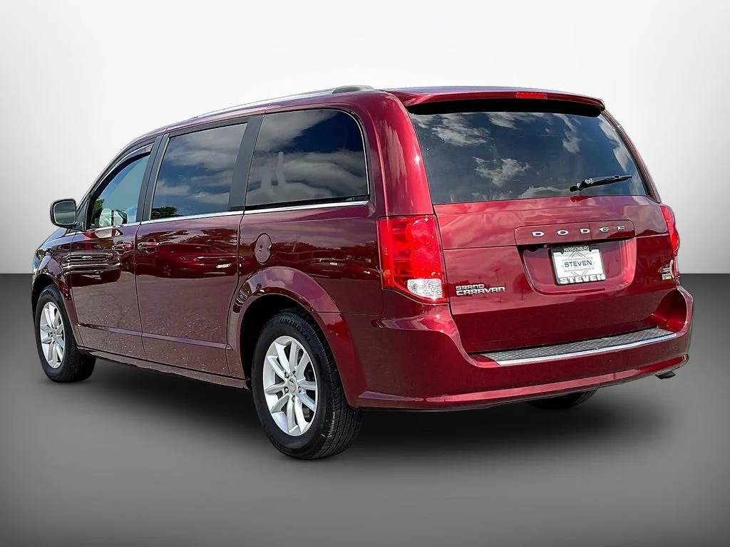 Used 2019 Red Dodge SXT image 4