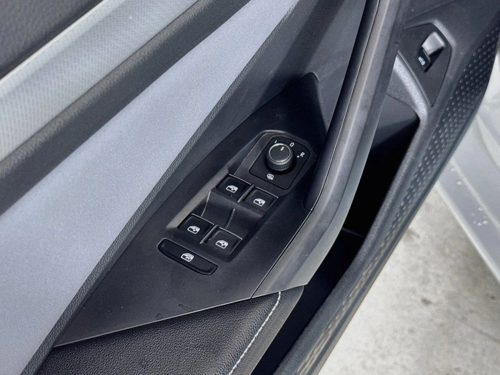 New 2027 GRAY Volkswagen SE image 17