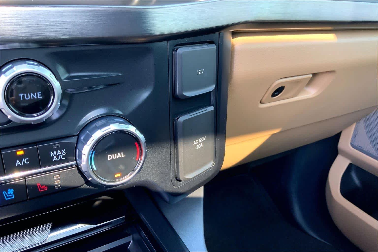 Used 2023 Agate Black Metallic Ford LARIAT image 33