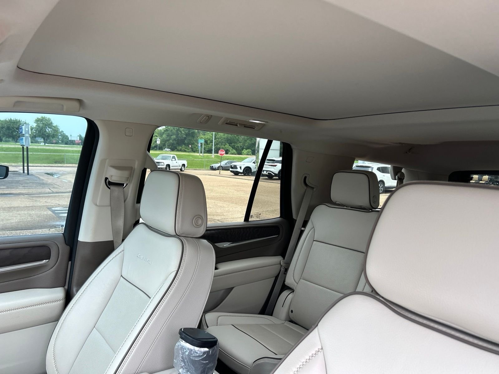 Used 2022 White GMC Denali image 24