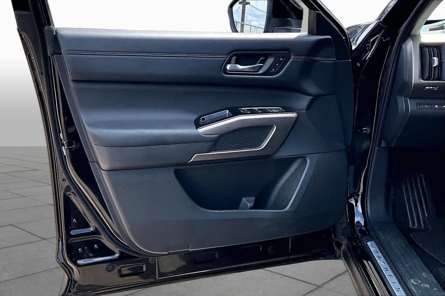 Used 2025 Super Black Nissan Platinum image 21