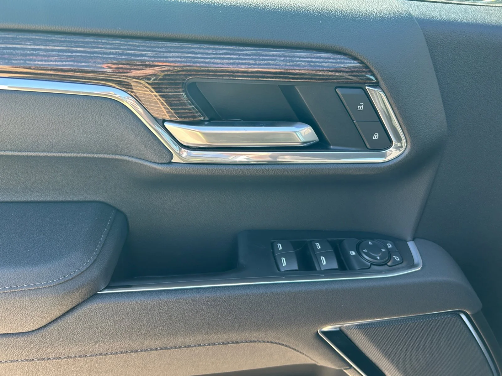 New 2026 Sterling Metallic GMC Elevation image 16