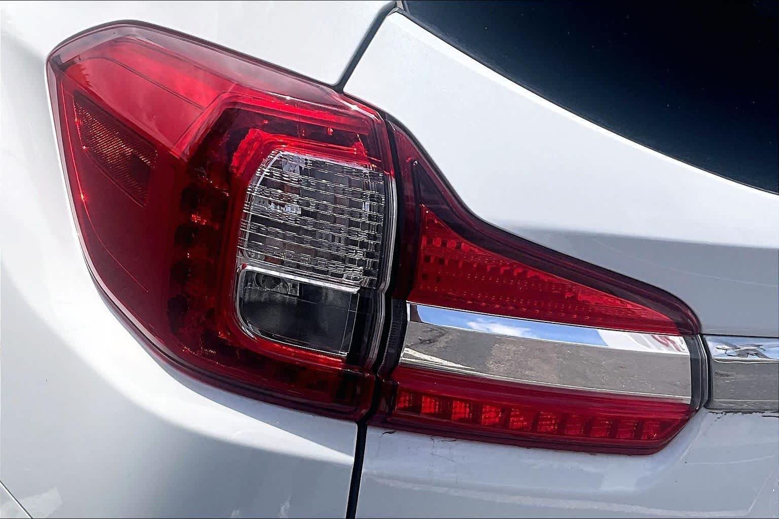 Used 2020 Crystal White Pearl Subaru Limited image 28