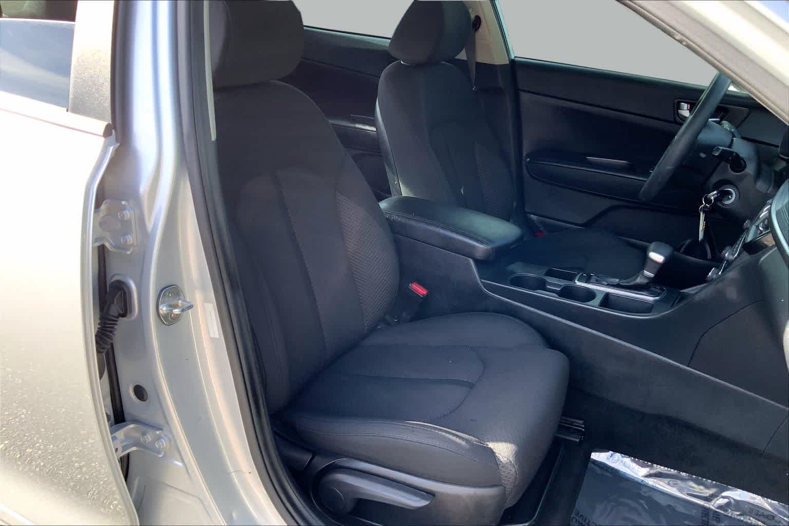Used 2018 Sparkling Silver Kia LX image 9