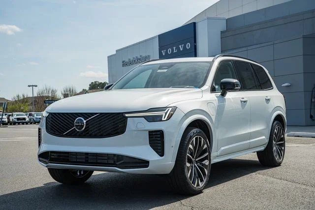 New 2026 Crystal White Volvo T8 Ultra image 3