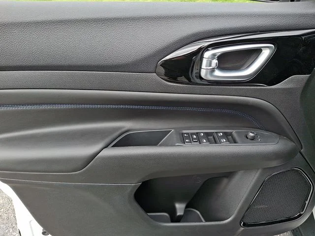 New 2026 White Jeep Latitude image 12