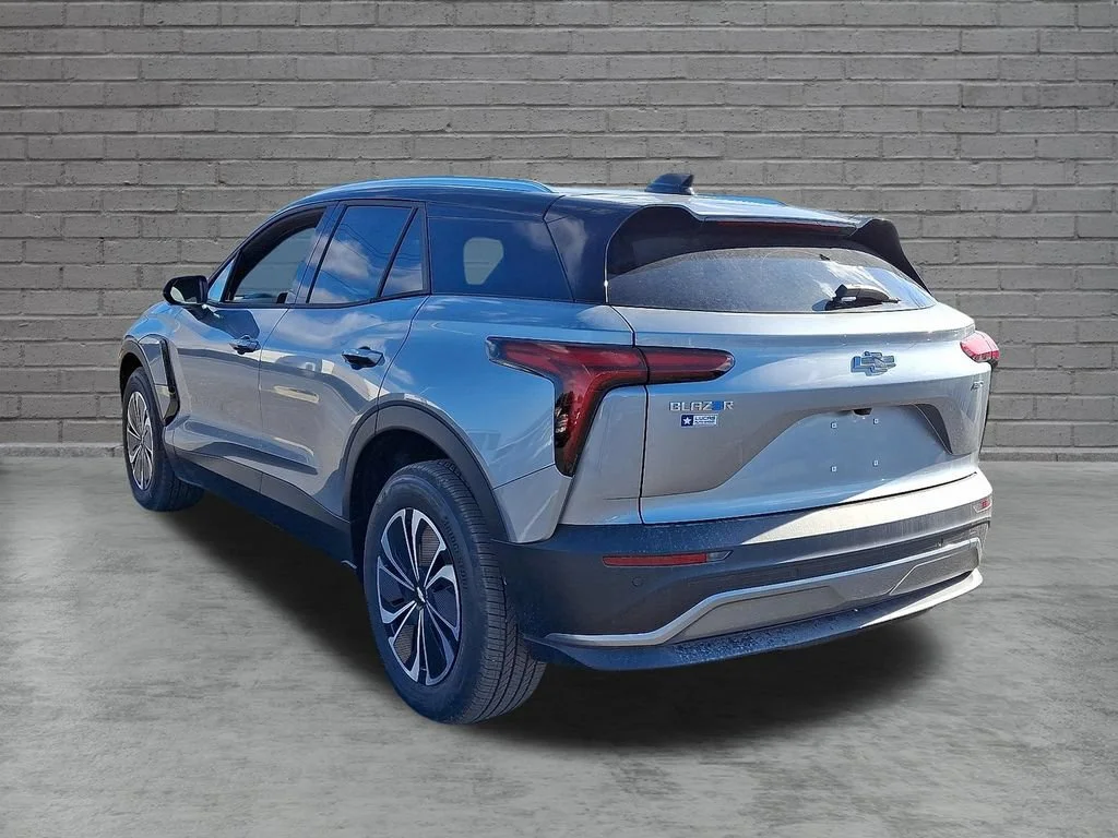 New 2025 Sterling Gray Metallic Chevrolet LT image 5