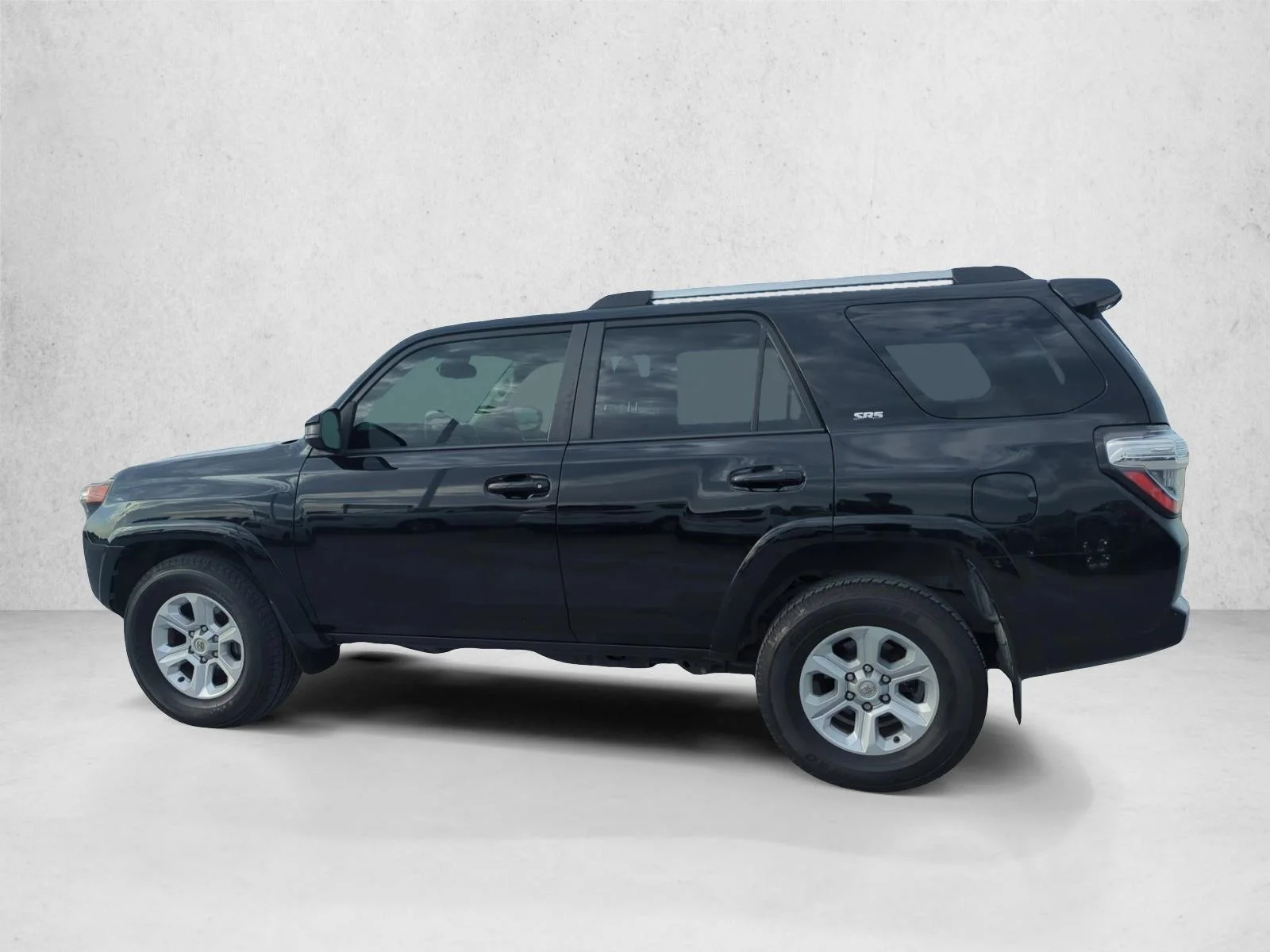 Used 2022 Midnight Black Metallic Toyota SR5 image 7