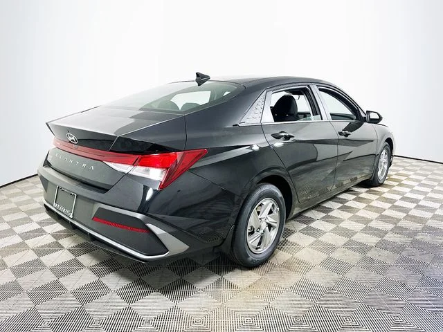 New 2026 Hyundai ELANTRA SE
