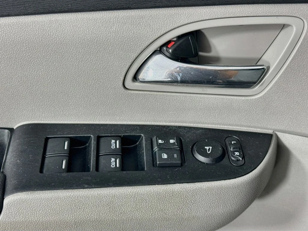 Used 2014 Silver Honda EX-L image 22