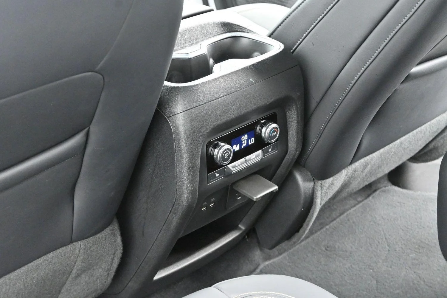 Used 2024 Summit White GMC FWD Elevation image 30