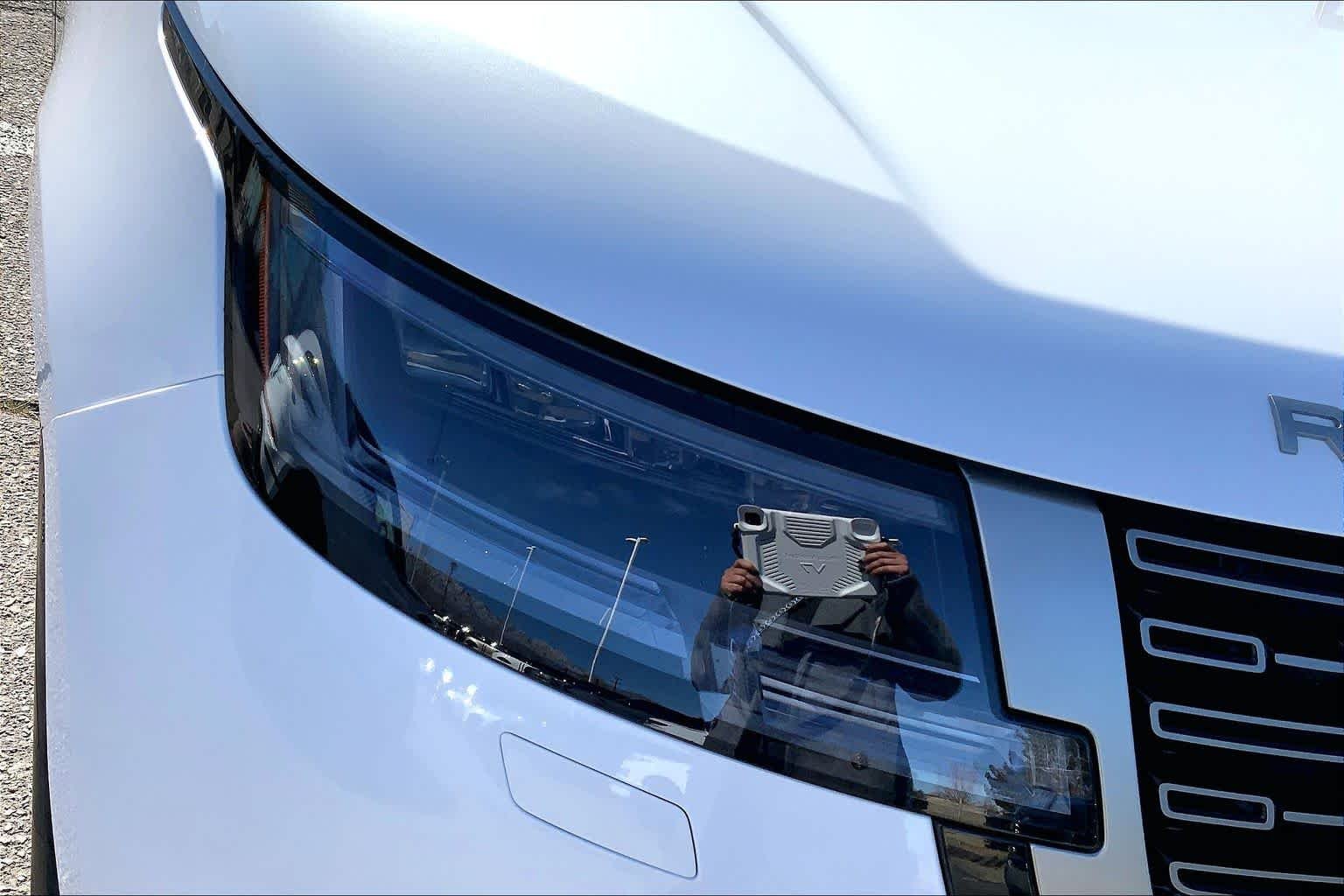 New 2026 Ostuni Pearl White Land Rover SE image 13
