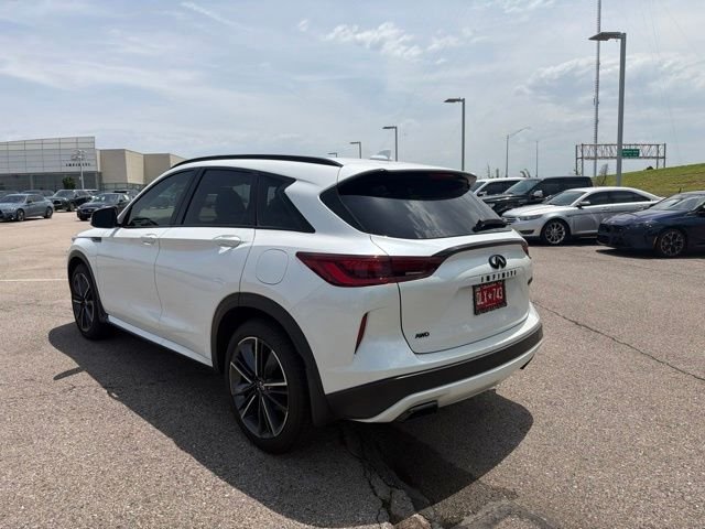 Used 2025 White INFINITI SPORT image 3