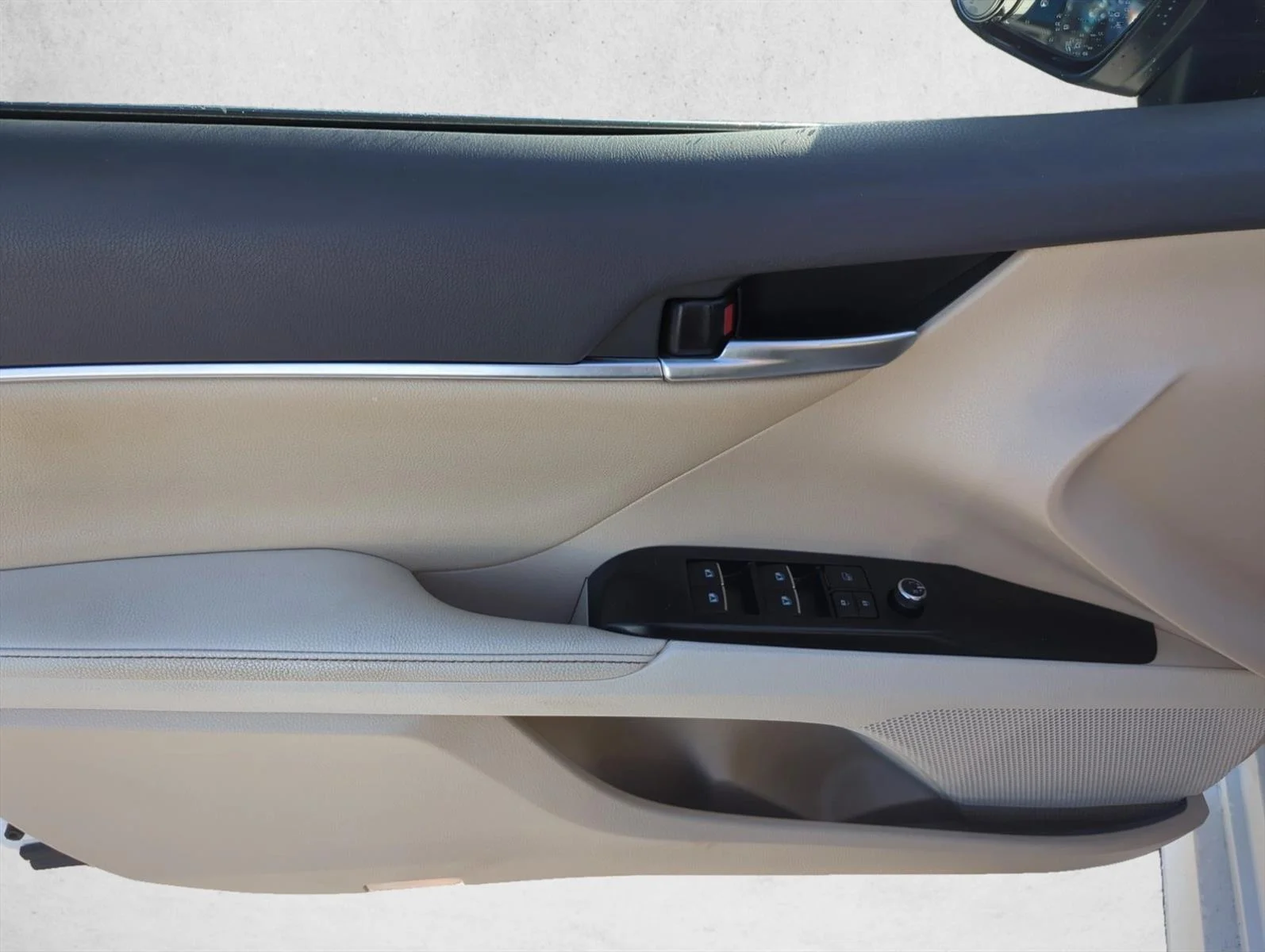 Used 2019 Super White Toyota XLE image 9