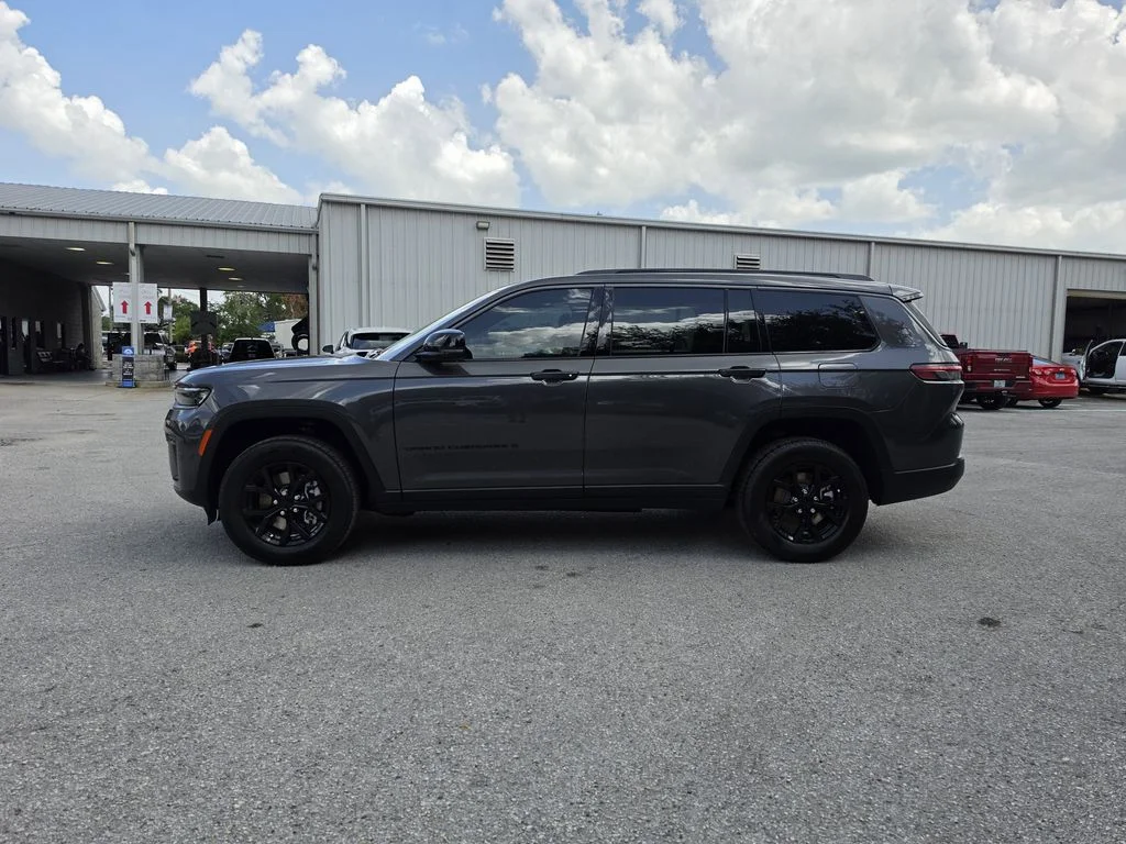 New 2026 Baltic Gray Metallic Clear-Coat Exterior Paint Jeep Altitude image 6
