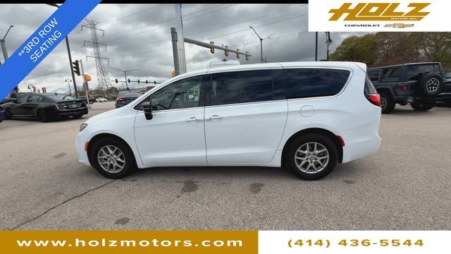 Used 2025 White Chrysler Select image 5