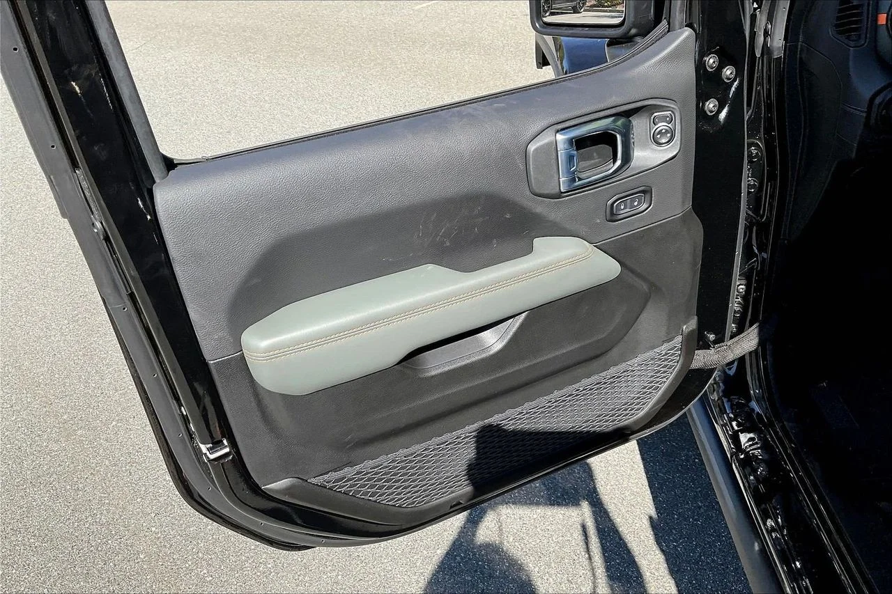 New 2026 Black Clearcoat Jeep Mojave image 23
