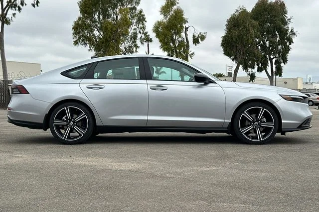 New 2026 Solar Silver Metallic Honda SE image 3