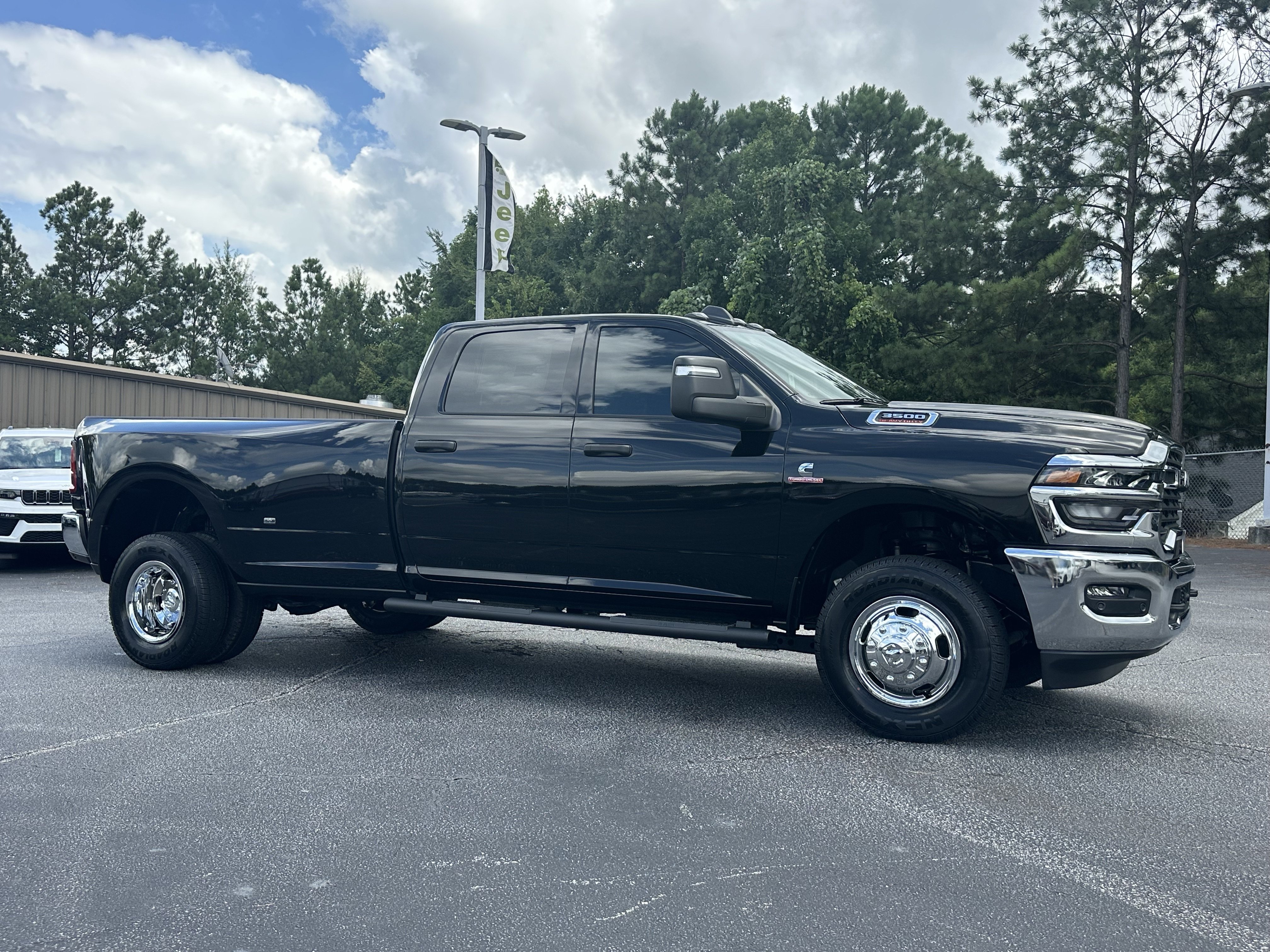 New 2026 Diamond Black Crystal Pearl-Coat Exterior Paint RAM Tradesman image 2