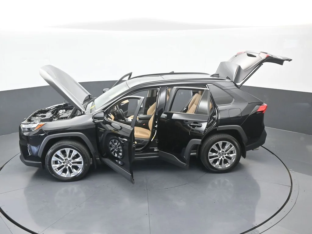 Used 2025 Midnight Black Metallic Toyota XLE Premium image 68