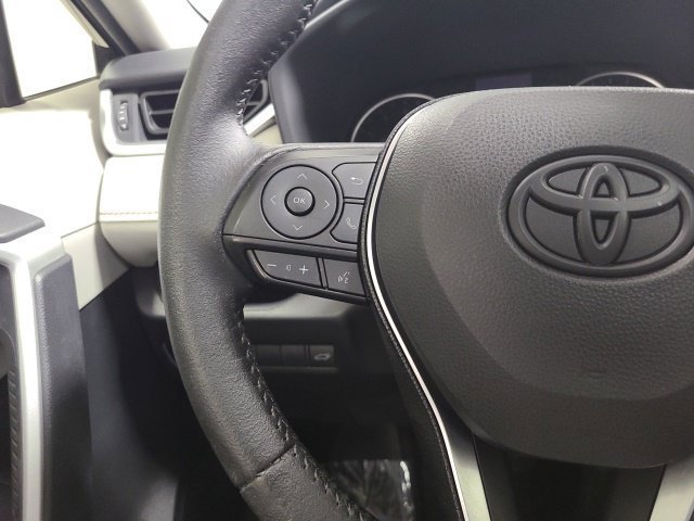 Used 2020 Midnight Black Metallic Toyota XLE Premium image 26