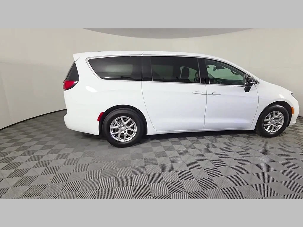 New 2026 Bright White Clear-Coat Exterior Paint Chrysler Select image 24