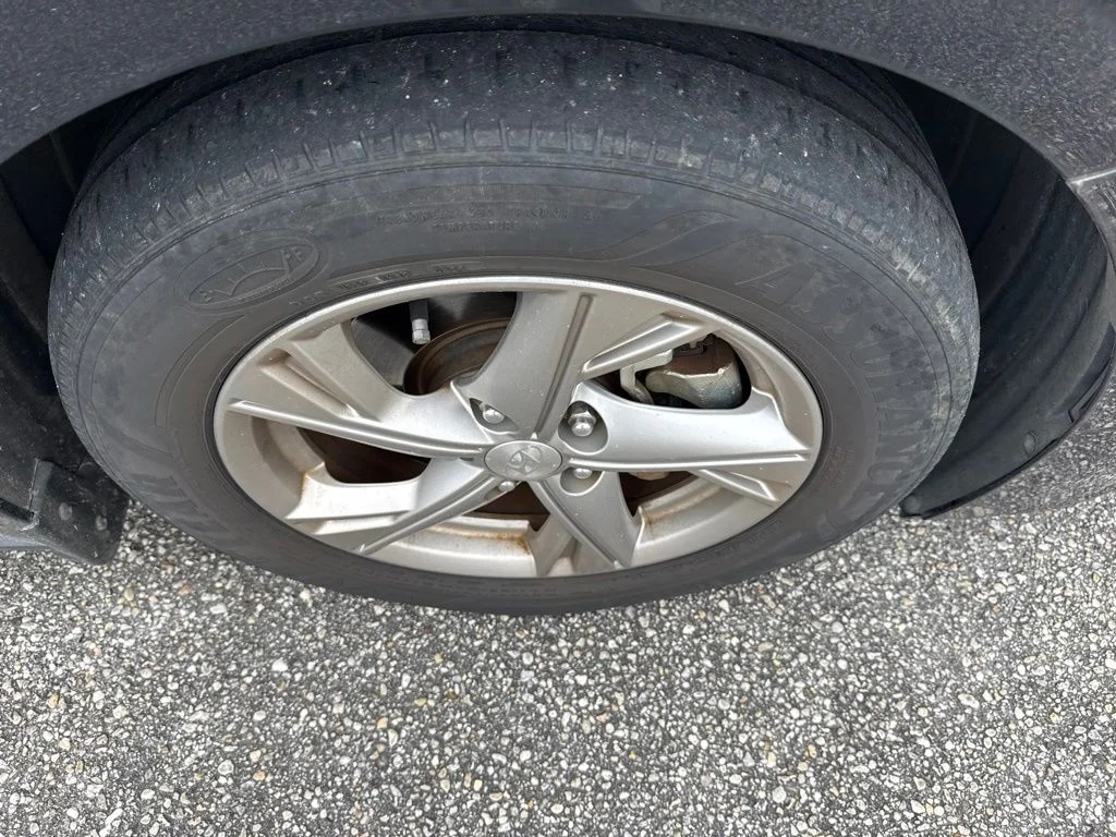 Used 2021 Black Hyundai SE image 13