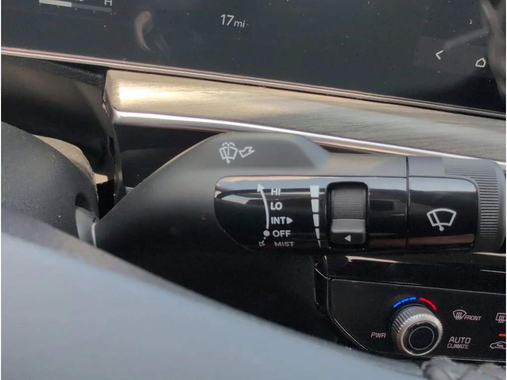 2025 Kia K5 EX - Photo 24