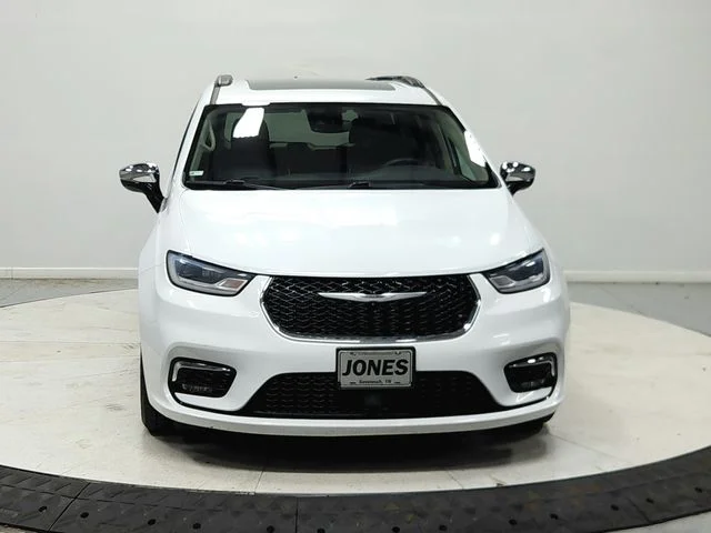 Used 2023 White Chrysler Limited image 3