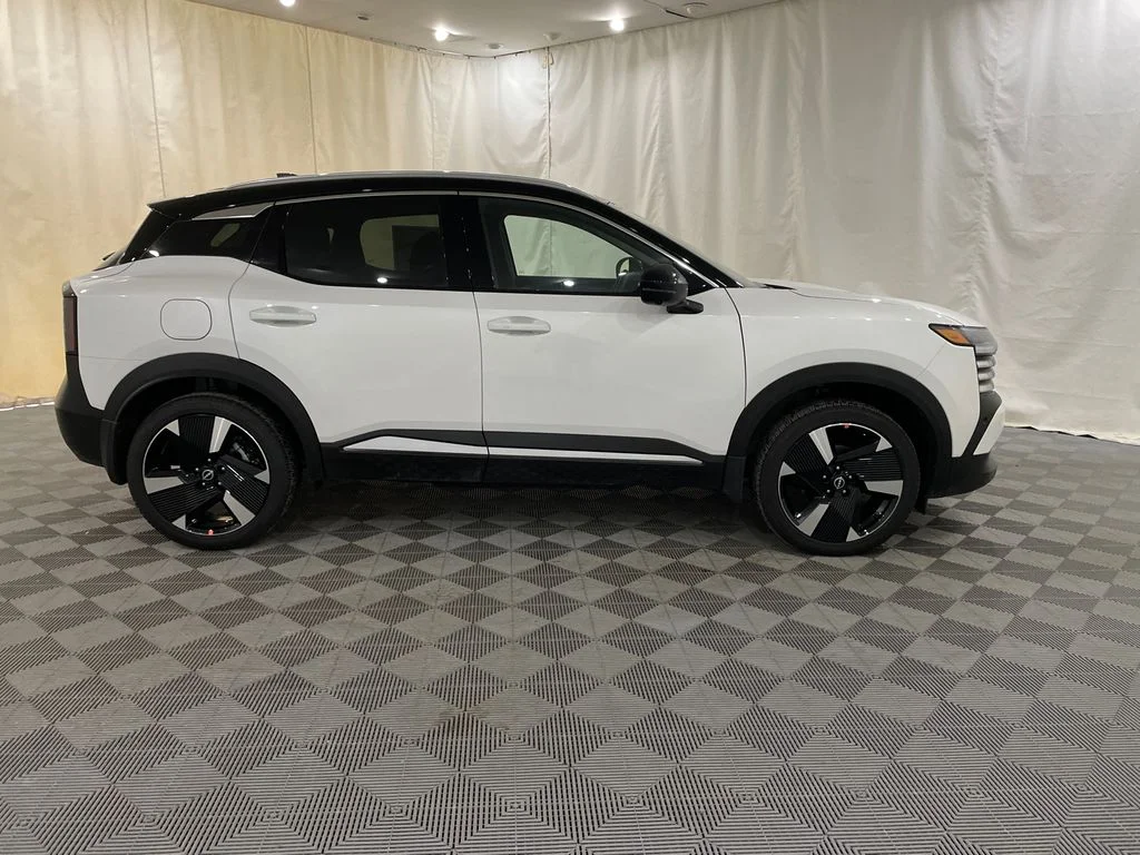 New 2026 Aspen White TriCoat / Super Black Two-tone Nissan SR image 4