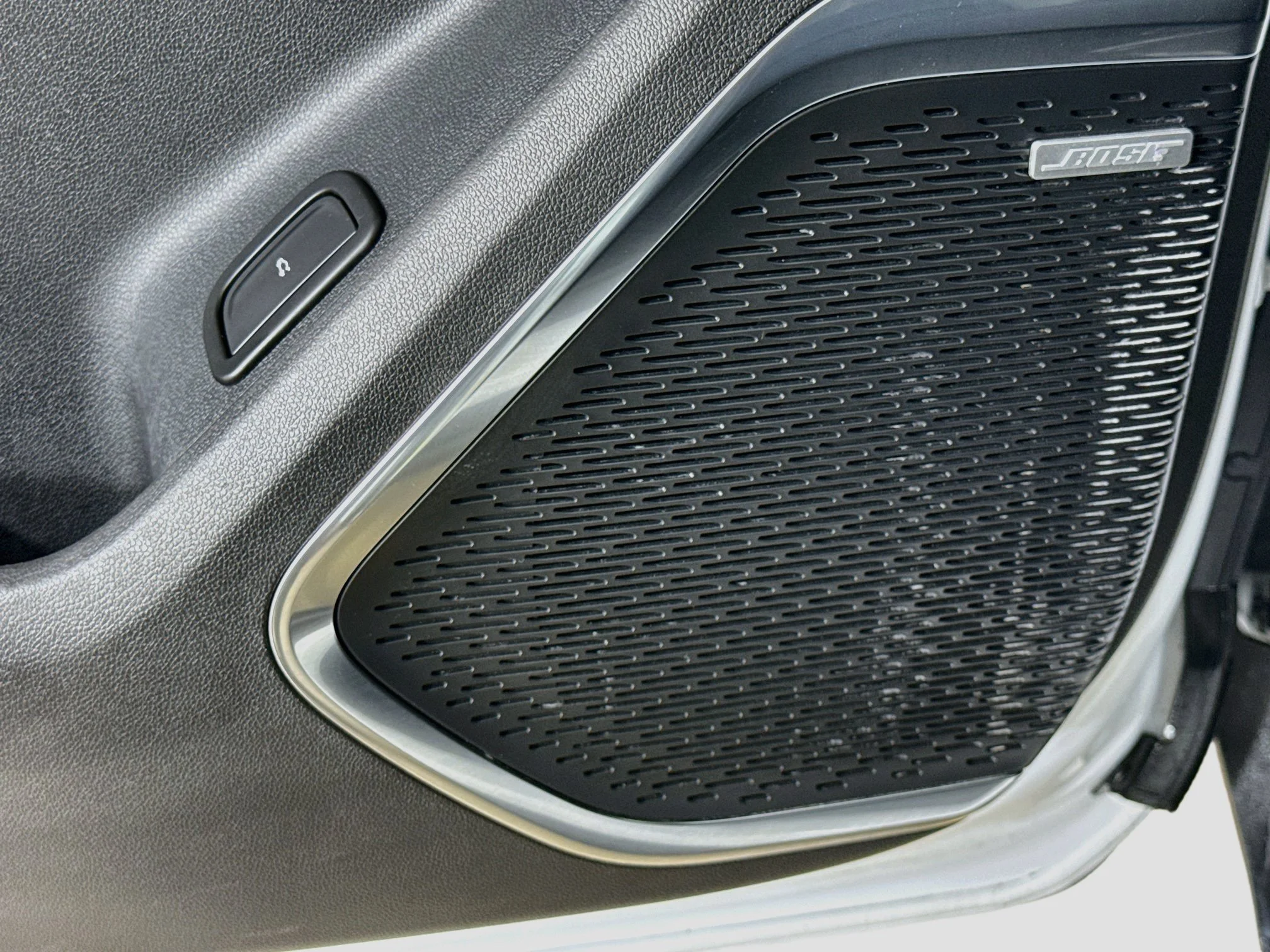 Used 2024 Summit White GMC Elevation image 21