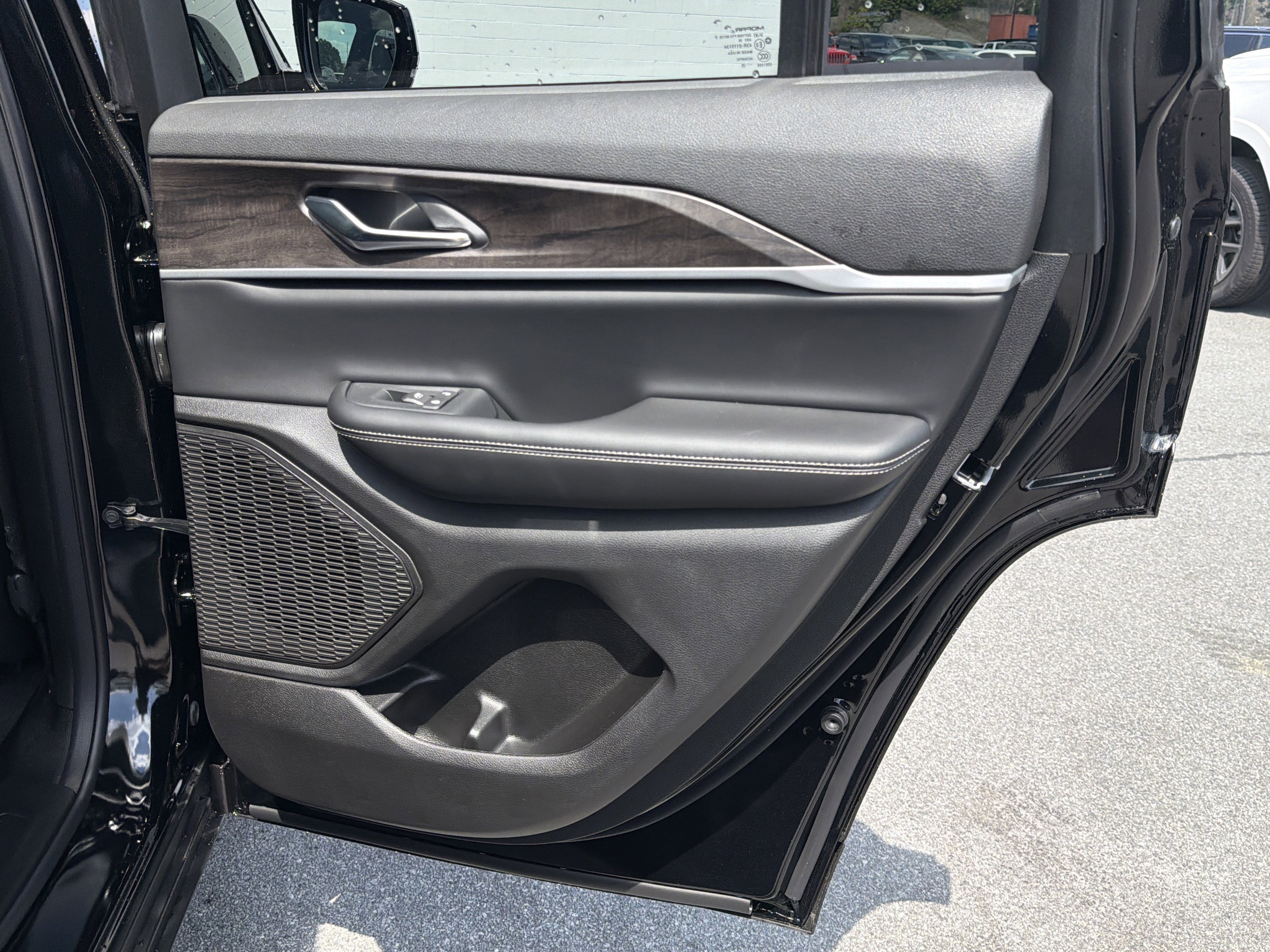 New 2026 Diamond Black Crystal Pearl-Coat Exterior Paint Jeep Altitude image 19