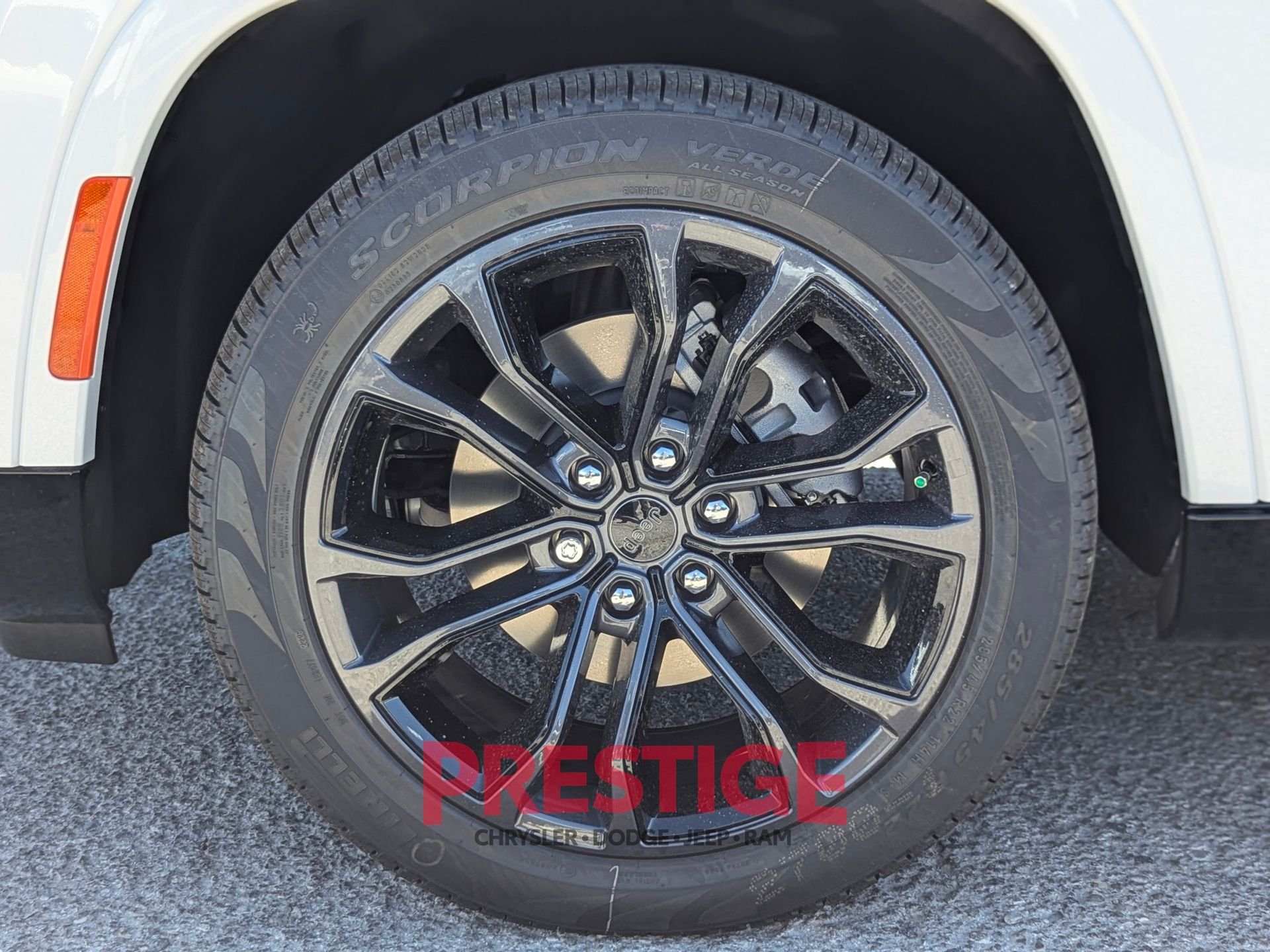 New 2026 Bright White Clear-Coat Exterior Paint Jeep Summit Obsidian image 9