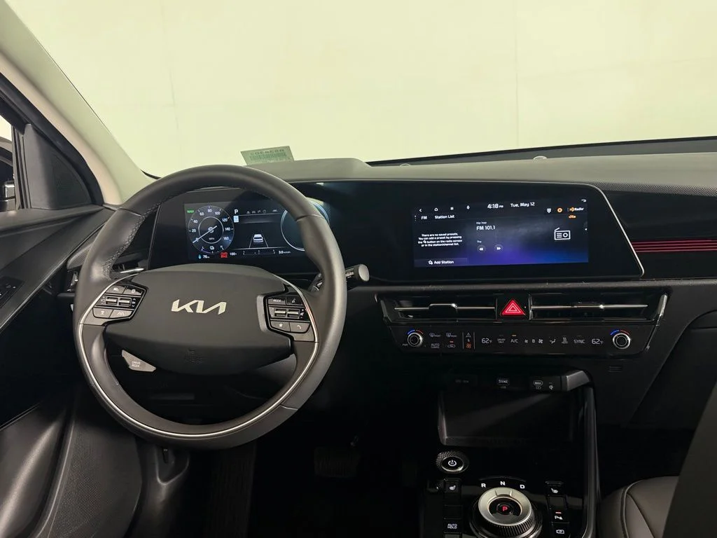 Used 2025 Black Kia Wind image 12
