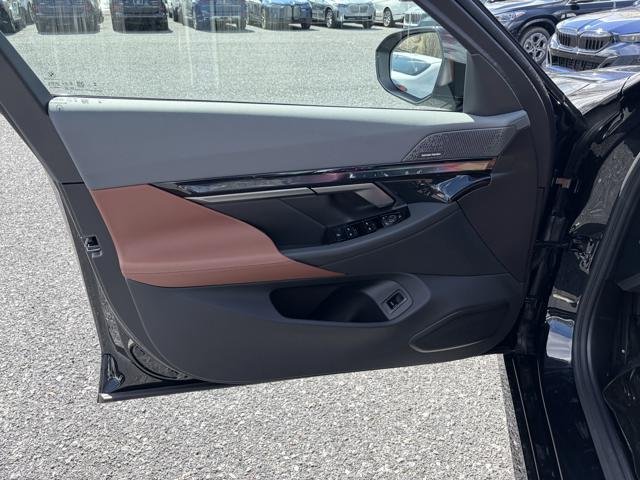 New 2026 Black Sapphire Metallic BMW 550e xDrive image 10