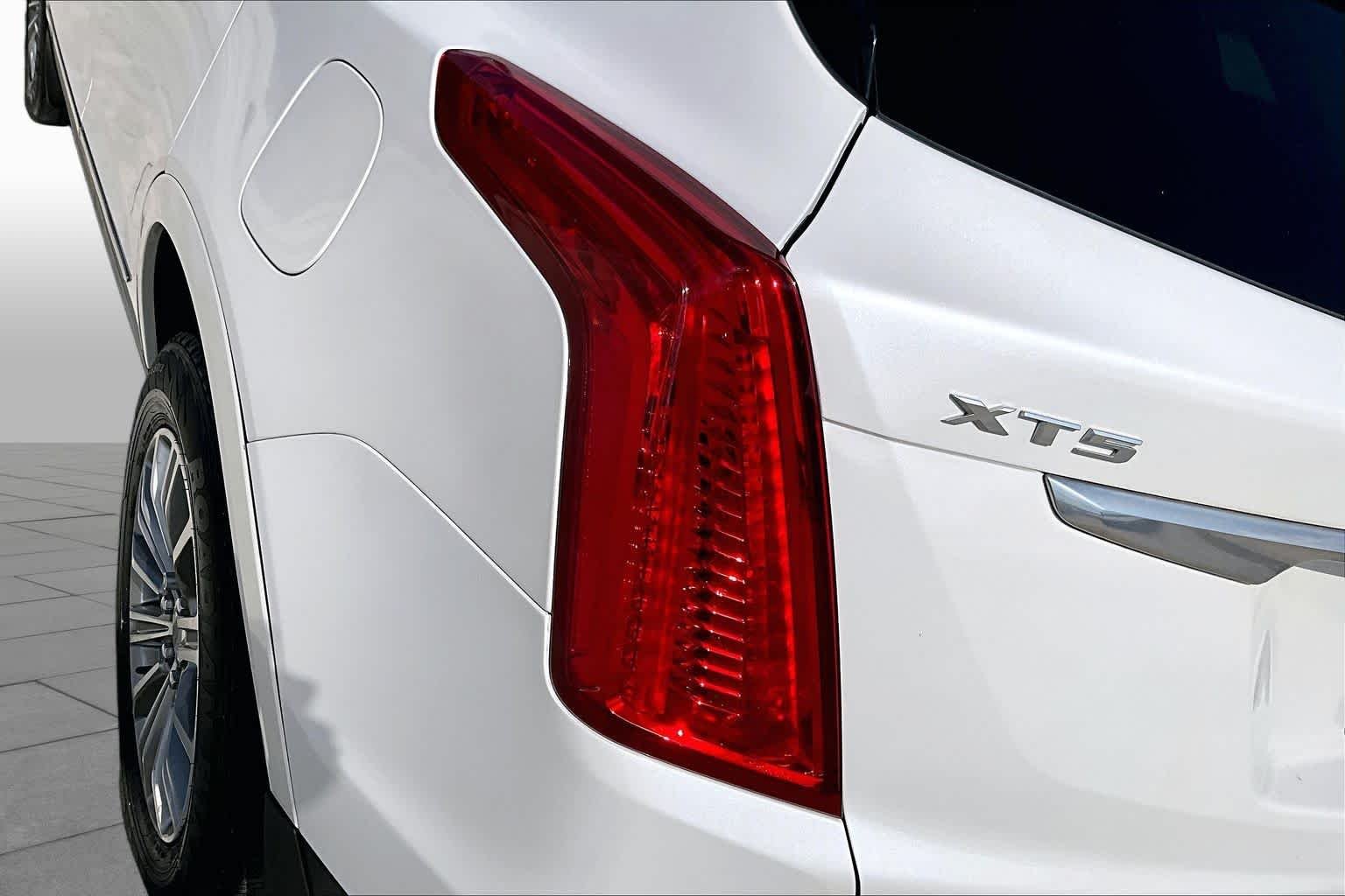 Used 2017 Crystal White Tricoat Cadillac Luxury FWD image 26
