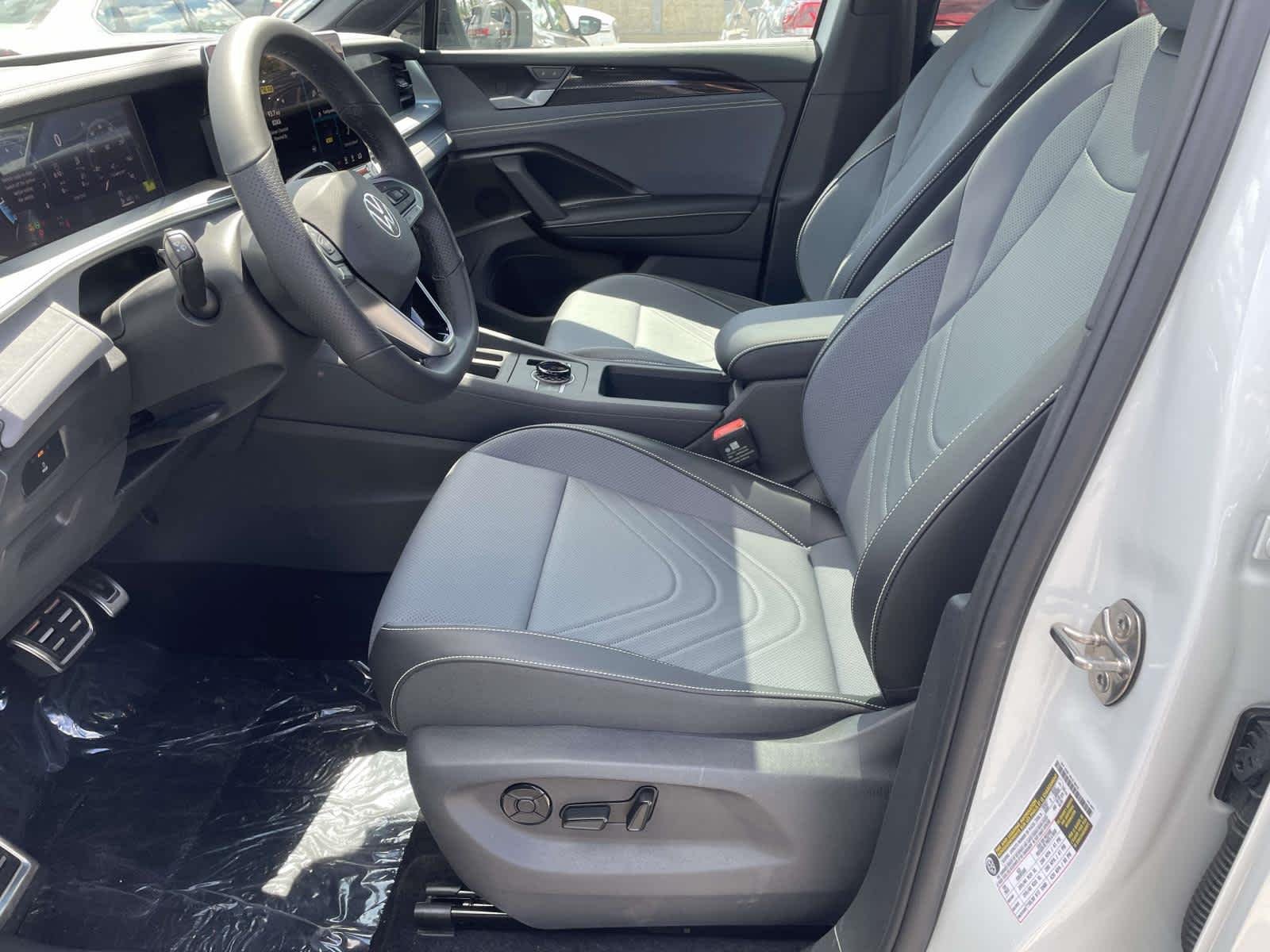 New 2026 Opal White w/Deep Black Roof Volkswagen SE R-Line Black image 18