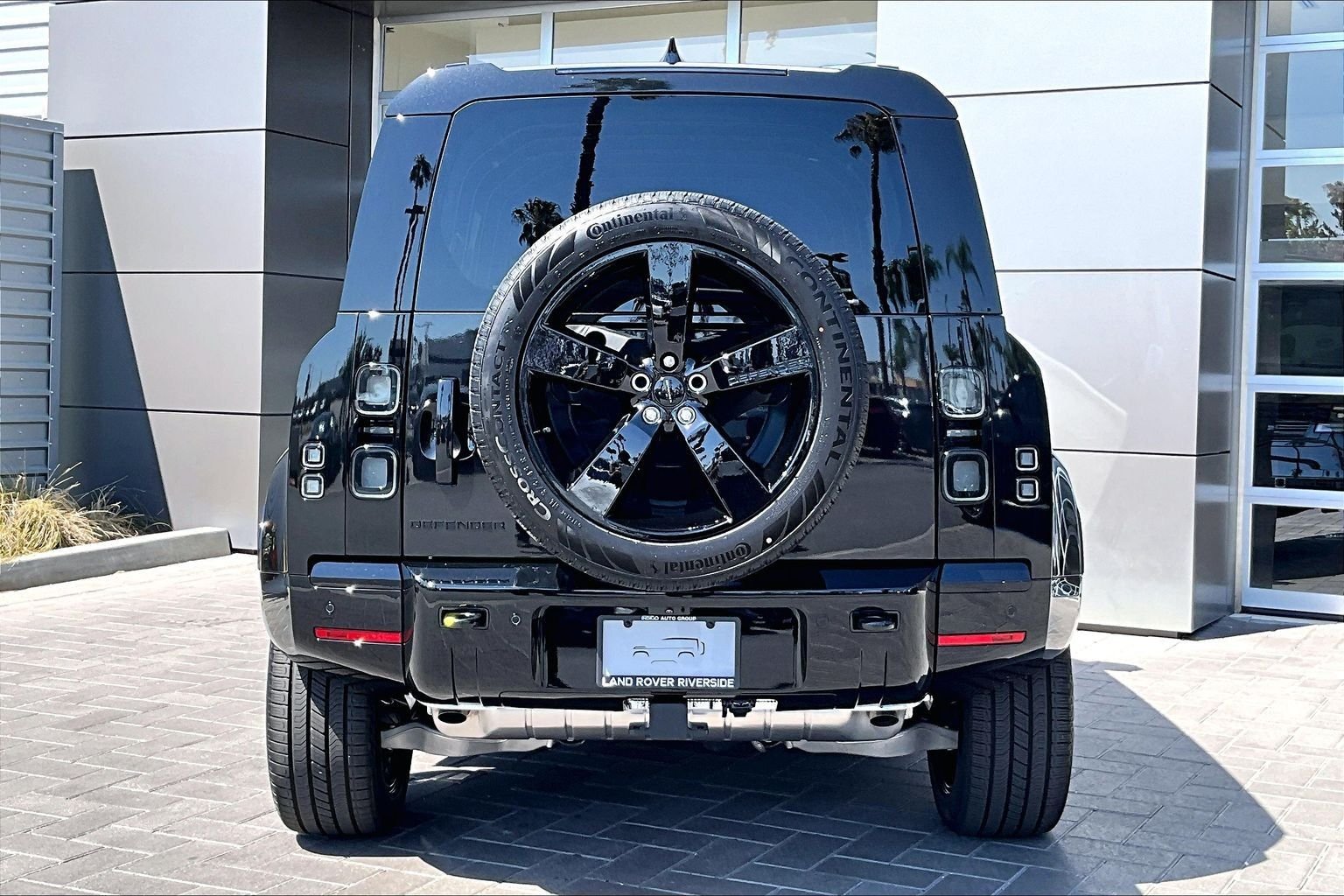 New 2026 Santorini Black Land Rover X-Dynamic SE image 4