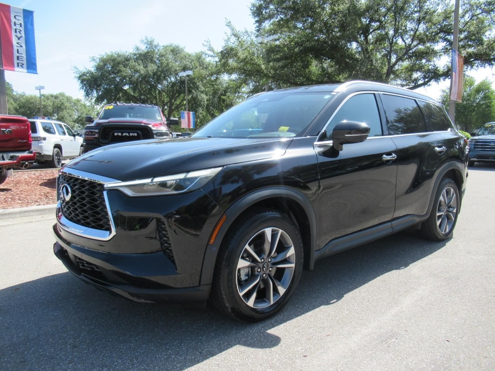 Used 2023 Black INFINITI LUXE image 3