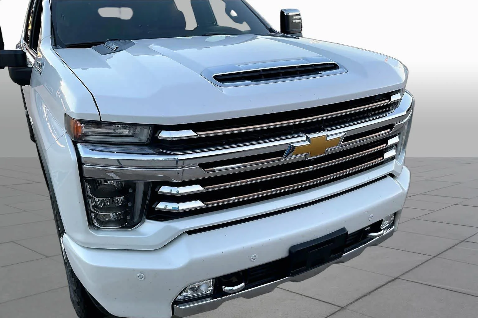 Used 2022 Iridescent Pearl Tricoat Chevrolet High Country image 27
