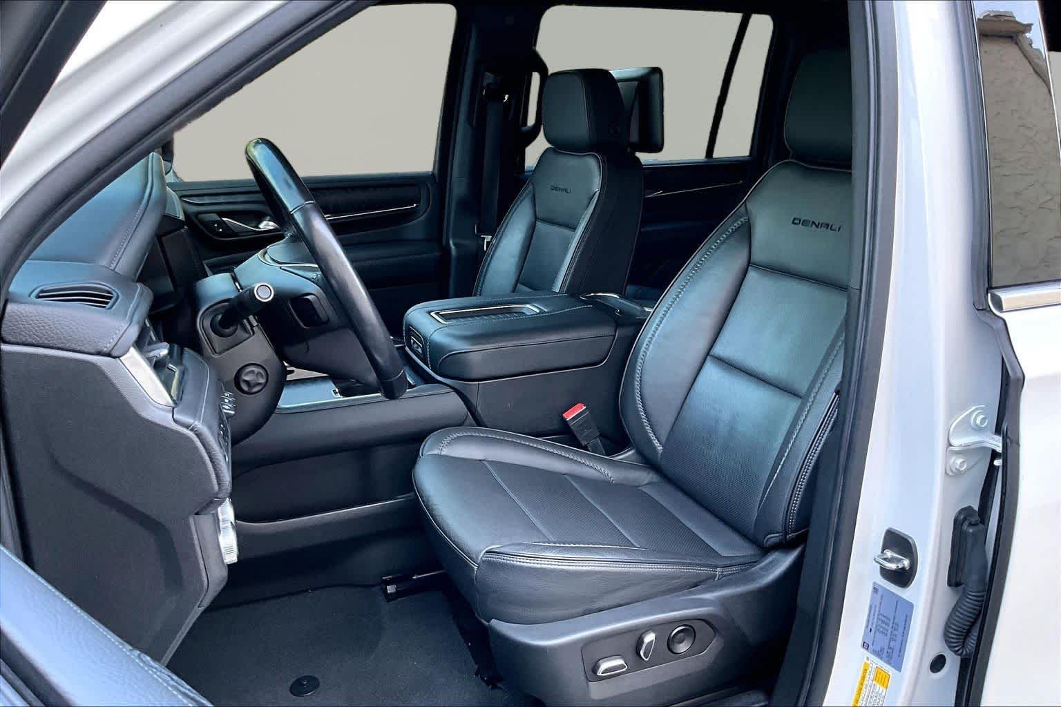 Used 2022 White Frost Tricoat GMC Denali image 8